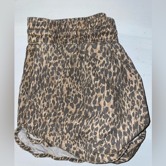 Hollister - Leopard Print Women’s Shorts - Picture 3 of 3